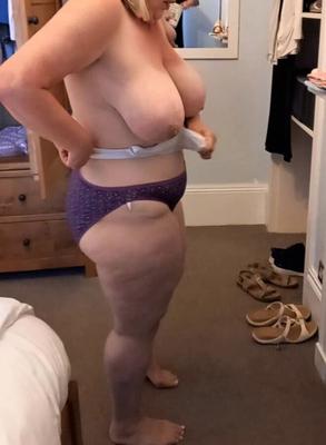 BBW femme espionnée en soutien-gorge et culotte