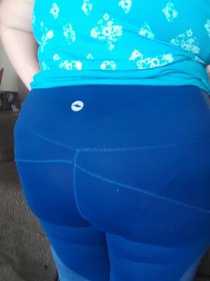 Bootyliciousbebe dans des leggings en spandex bleus