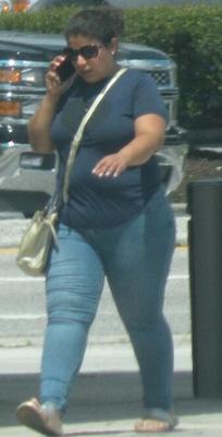 Street Girl BBW Latina, jeans ajustados y gran culo... ¡tan somnolienta!