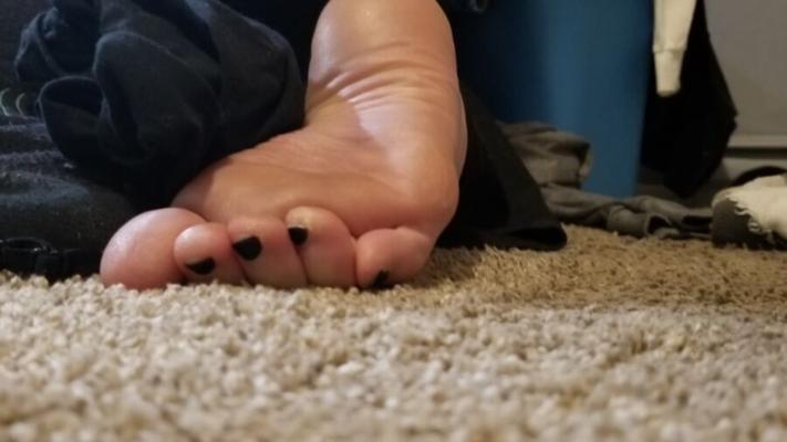 Mi puta pelirroja gordita esposa bbw de rodillas exponiendo las plantas de los pies