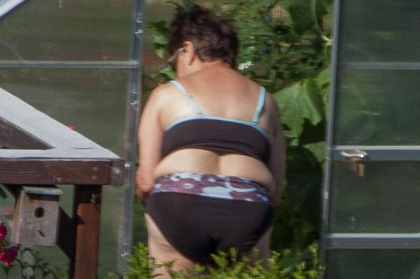 Mrs Beemie – Reife BBW bei der Gartenarbeit im Bikini