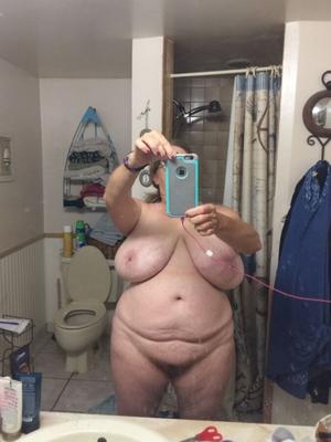 Vieux frappeur avec des seins incroyables