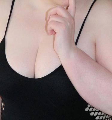 Femme BBW aventureuse : décolleté sexy, gros butin, plaisir avec un gode