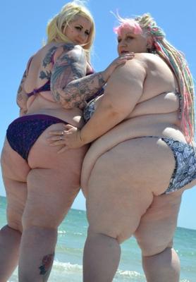 Dos magníficas SSBBW en bikini en la playa