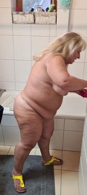 Mujer mayor gorda desnuda en el baño