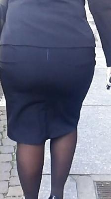 Hermosa dama camina hacia la calle