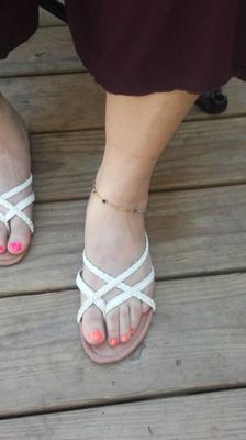 Pieds de femme avec un bracelet de cheville, pour vos commentaires