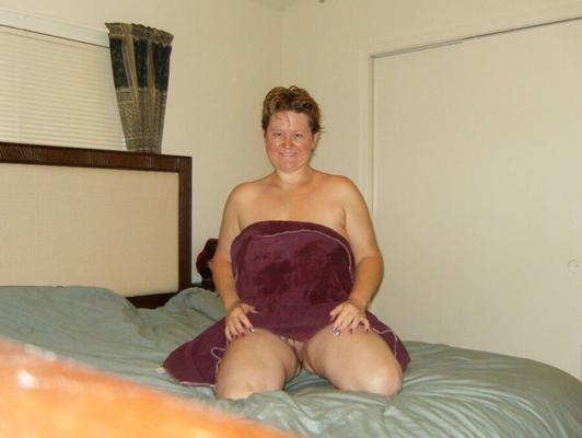 Tattood and nipple pierced chubby mature spreading