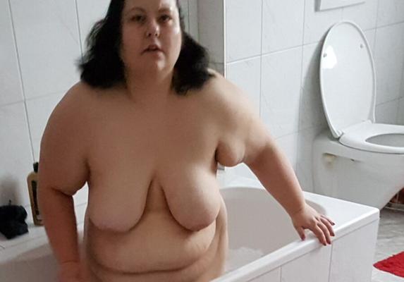 Esposa gorda puta de cerdo expuesta tomando baño