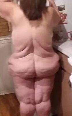 Femme Bbw est toujours nue autour de la maison