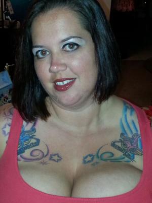 Femme tatouée aux gros seins de Floride