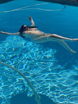 Piscine aux gros seins