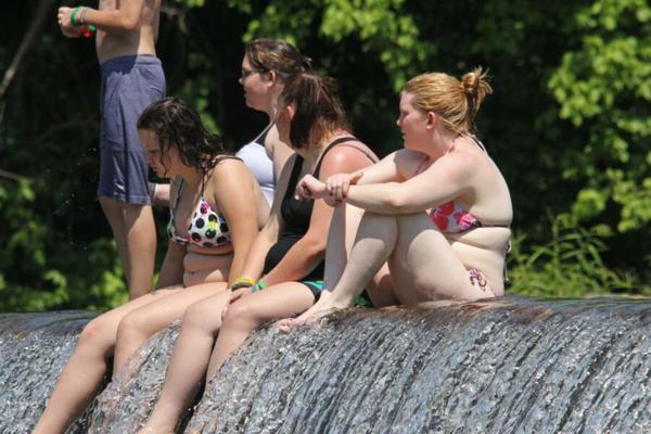 Ado rousse et potelée en bikini