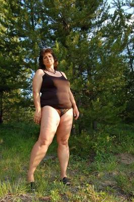 Yo - CurvyTeresa - en el bosque