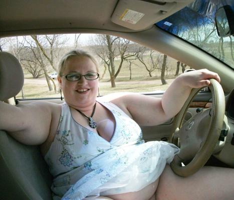 BBW Val aime se mettre nue avec sa voiture