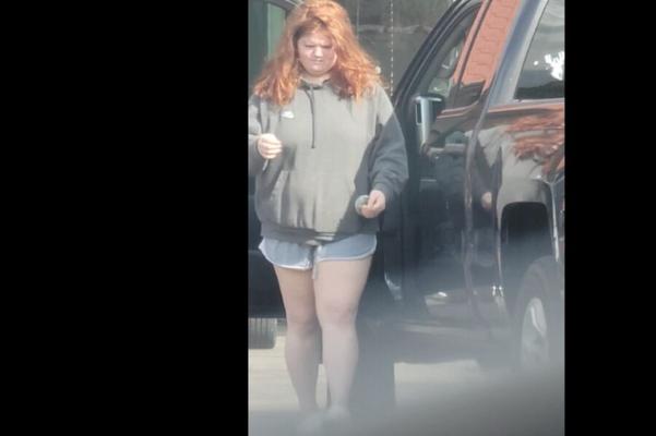 rousse bbw en short court et crocs