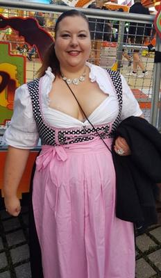 Grosse femme cochonne muette en Dirndl