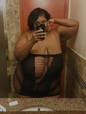 Regardez cette BBW noire juteuse