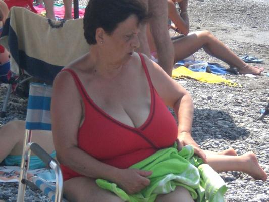 Plage à gros seins mûrit