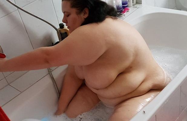 Grosse Salope Femme Prenant Un Bain Exposée