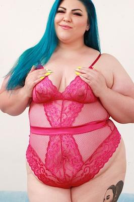 La sexy BBW Bella Bendz aime se faire pilonner la chatte