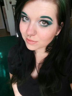 Ce Goth potelé aux cheveux verts