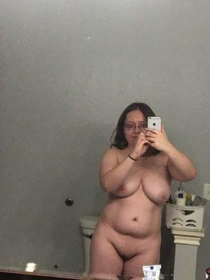 GORDINHA MILF POSES