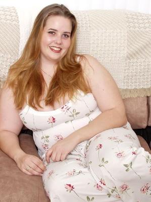 Blassblonde BBW posiert