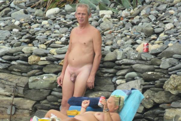 BBW sur une plage nudiste