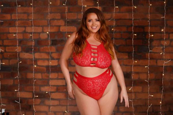 NothingButCurves ルーシー ヴィクセン - RED HOT FLIRTY FUN - 写真 -