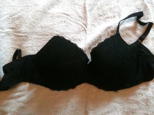 Sperme sur le soutien-gorge noir de sa femme