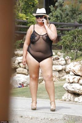 Gemma Collins em maiô de malha