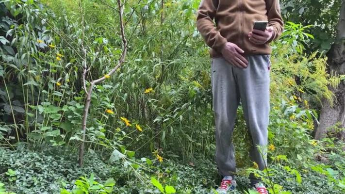 Carla y el carabinero de Milán en el parque abbandonato