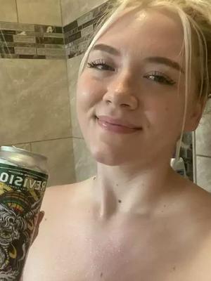 Cette PAWG blonde qui boit de la bière