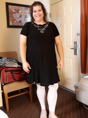 Femme en robe, leggings et sandales pour commentaires