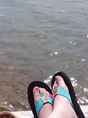 Los Pies De Mi Esposa En Chanclas Mezclados, Para Su Placer