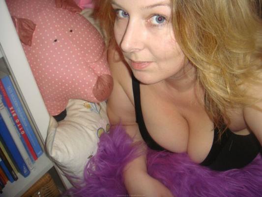 BBW BLONDE AVEC D'ÉNORMES SEINS FLASSÉS