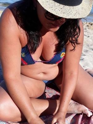 Sincera gordita latina madura en la playa