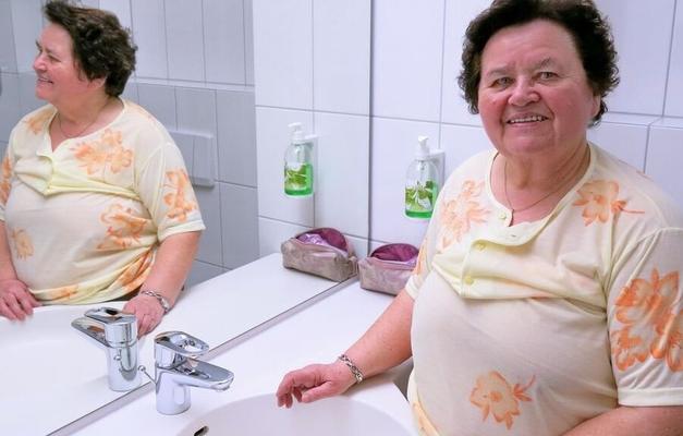 Verochka dans la salle de bain.