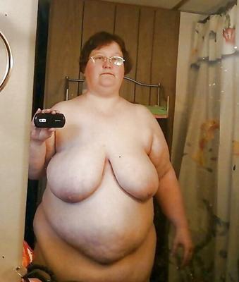 BBW mature dans la salle de bain