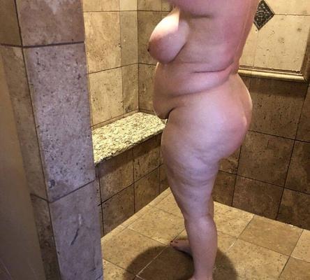 BBW esposa en la ducha