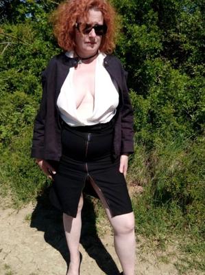 BBW rousse à la campagne