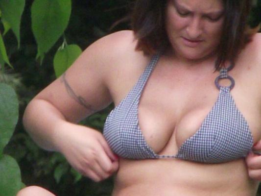 Chubby MILF mostra peitos grandes na praia - exposto em topless