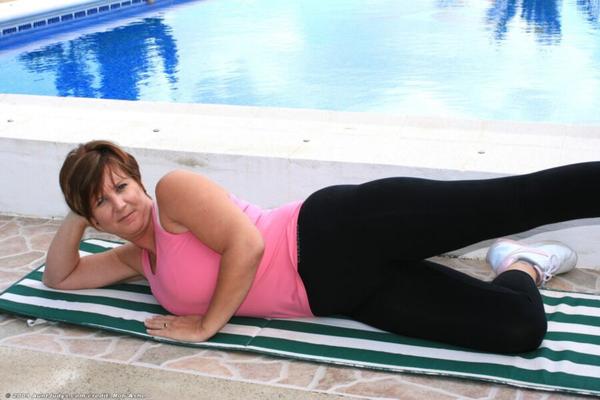 Milf se desnuda hasta quedar en calcetines