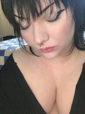 Mignonne fille potelée Emo NUES