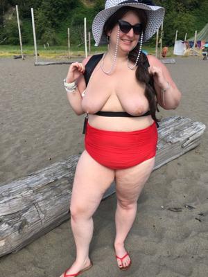 Femme BBW à la plage nudiste