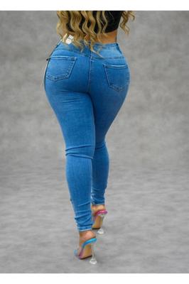 Modelo de talla grande en jeans ajustados