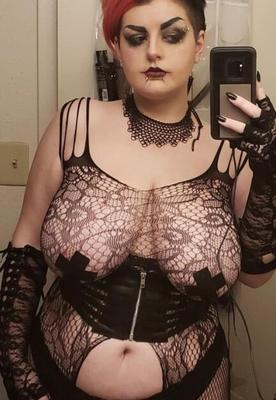 Jeune étudiante BBW Goth avec un corps incroyable !