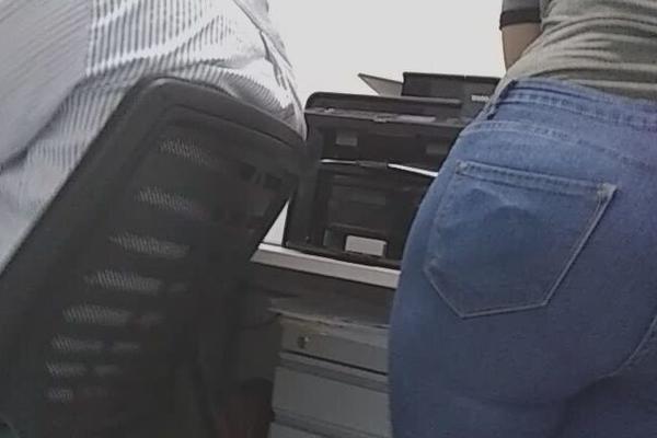 Colega de trabalho grande no escritório de jeans