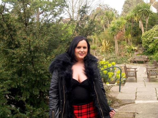 UK BBW Sarah Jane public flashing